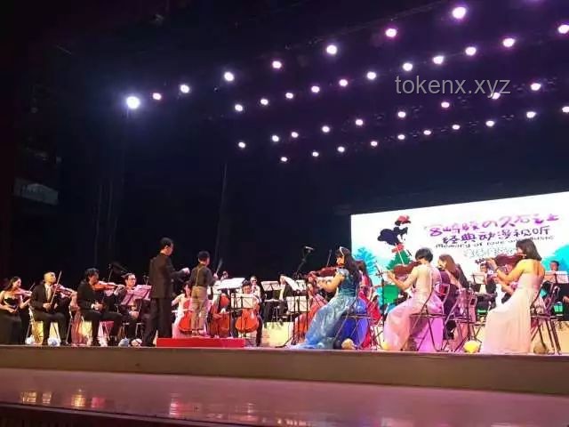 **中国女孩哈佛毕业礼演讲获全场欢呼：跨文化交流与个人成长的闪耀时刻**