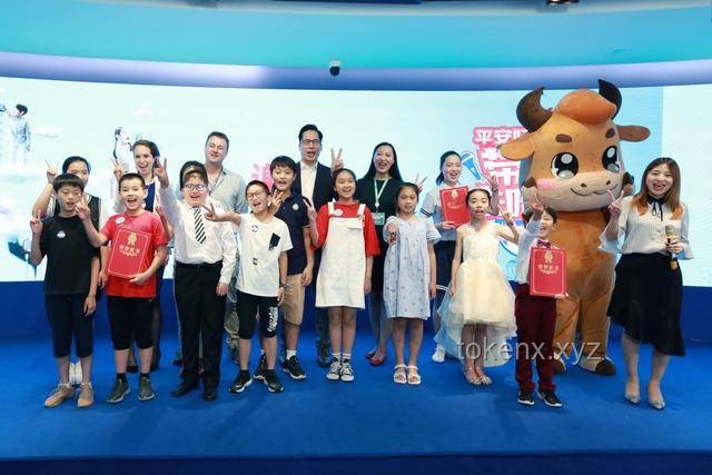 **中国女孩哈佛毕业礼演讲获全场欢呼：跨文化交流与个人成长的闪耀时刻**